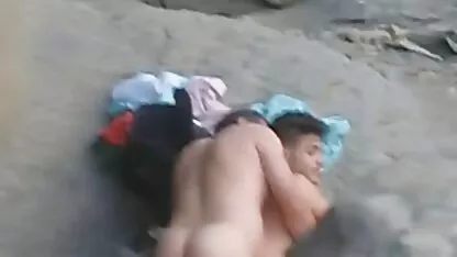 ក្មេងស្រីអាស៊ីនៅលើឆ្នេរ