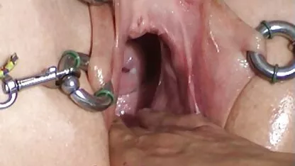 នាងតស៊ូដោយដៃរបស់នាង, pussy របស់នាងបានឆ្កាង។ សម្រាប់មនុស្សពេញវ័យ