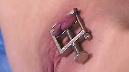 ចំណងបានបើកជាមួយ labia របស់គាត់បានចងភ្ជាប់ទៅនឹងគ្រែនៅផ្ទះ។ Horny milf គឺ
